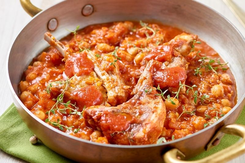 Côtelettes d’agneau et pois chiches à la tomate et au thym
