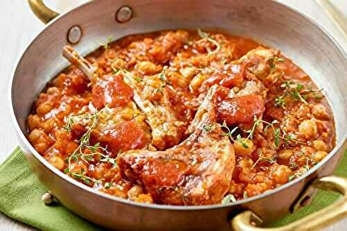 Côtelettes d’agneau et pois chiches à la tomate et au thym