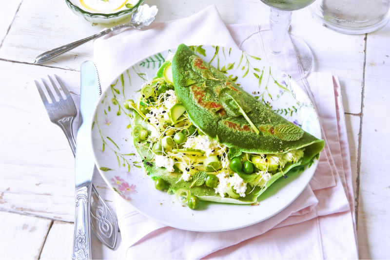 Crêpes au fromage frais et aux légumes croquants
