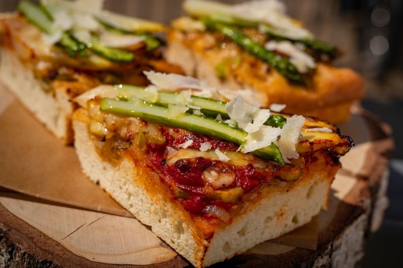 Focaccia moelleuse aux asperges de France et Parmesan