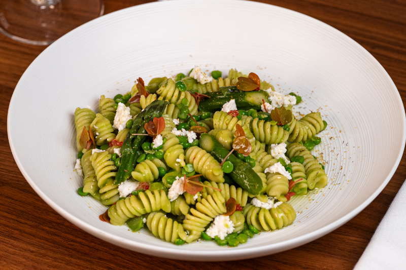 Fusilli printaniers, purée de petit pois au raifort, asperge verte, petits pois frais, huile de cosse de petit pois, ricotta di Buffala, citron caviar