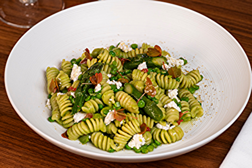 Fusilli printaniers, purée de petit pois au raifort, asperge verte, petits pois frais, huile de cosse de petit pois, ricotta di Buffala, citron caviar