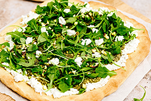 Pizza verte au pesto de roquette et pistaches et chèvre frais