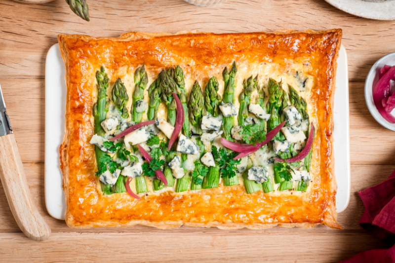 Tarte fine aux asperges vertes et AOP Fourme d’Ambert