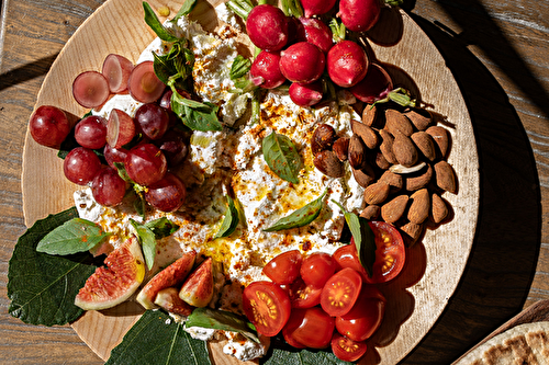 Apéro au fromage frais, huile de feuilles de figuier et pain pita