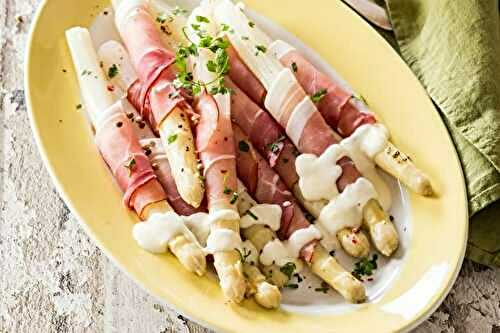 Asperges blanches, sauce Reblochon