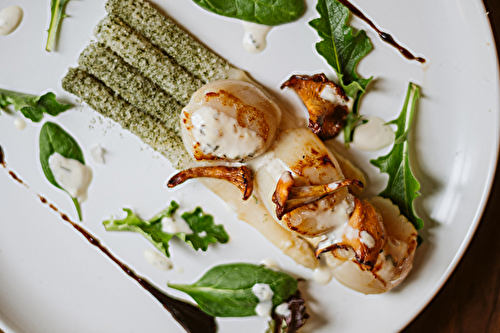 Asperges panées, noix de Saint-Jacques, sauce à la bière