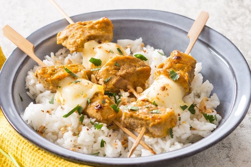 Brochettes de porc et Reblochon, sauce cacahuètes