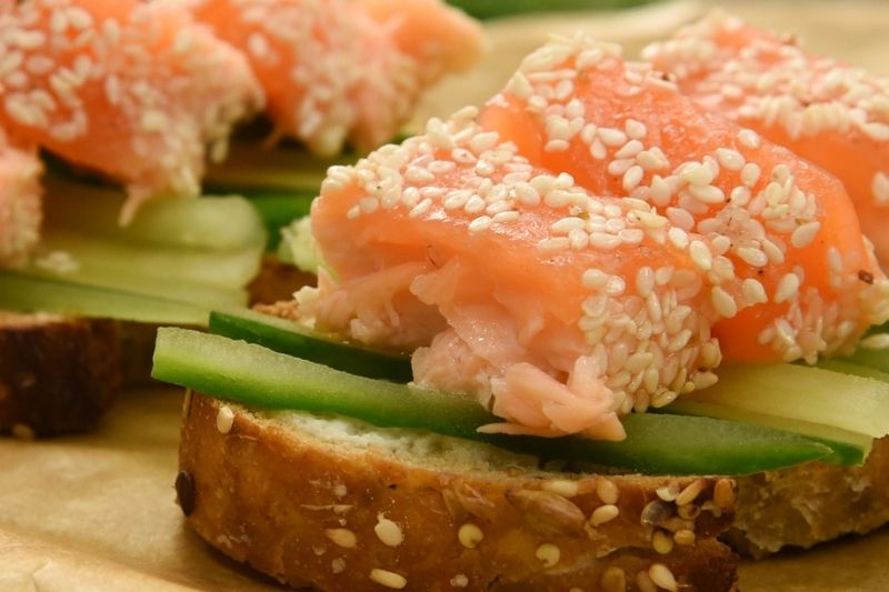 Bruschetta de saumon au sésame et épices grillées