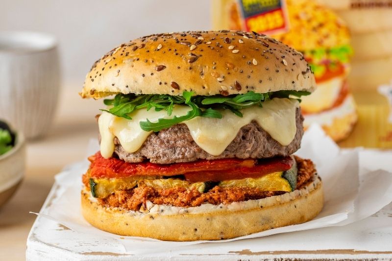 Burger provençal au fromage à raclette