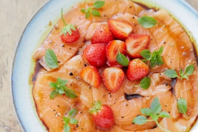 Carpaccio de saumon écossais Label Rouge aux fraises et à la tomate confite au sirop de balsamique