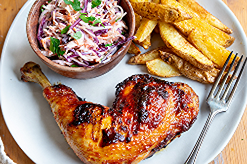 Cuisses de poulet fermier Label Rouge au BBQ, sauce barbecue et coleslaw