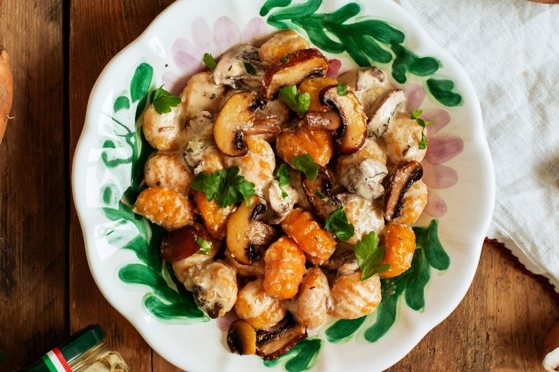 Gnocchi de patate douce, sauce crémeuse aux champignons et à l’ail confit