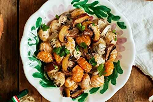 Gnocchi de patate douce, sauce crémeuse aux champignons et à l’ail confit
