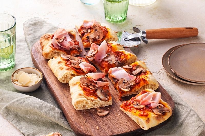 Pinsa à la tomate, jambon et champignons