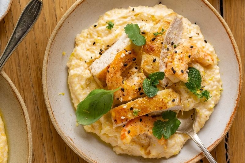 Polenta crémeuse aux crevettes et suprêmes de volaille