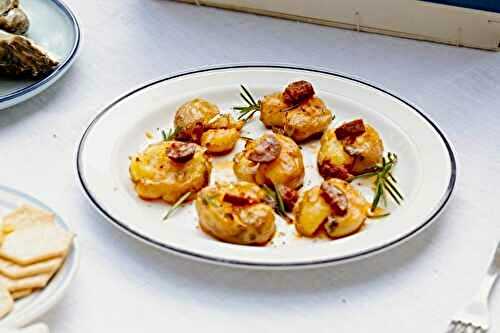 Pommes de terre primeurs à l’ail et au chorizo, façon smashed potatoes
