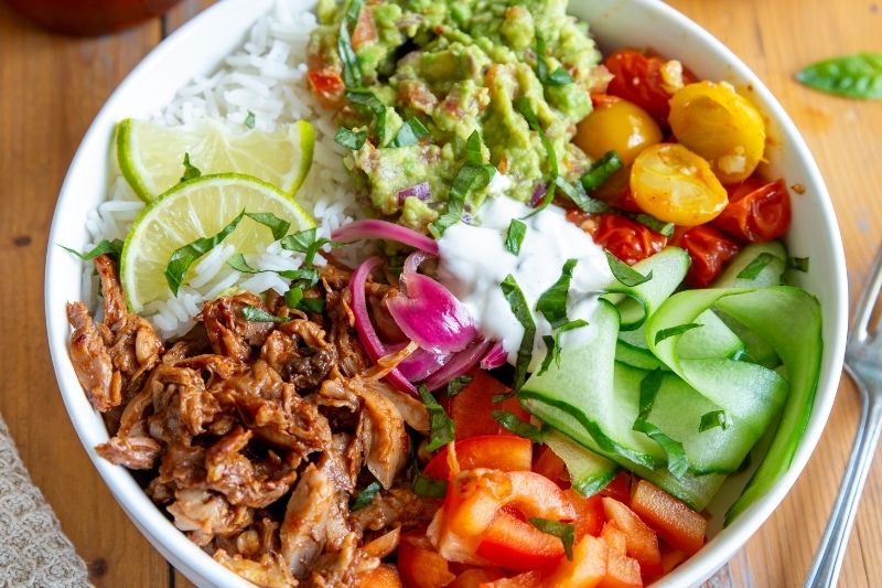 Rainbow bowl de cuisses de pintade française effilochée, riz & pesto maison