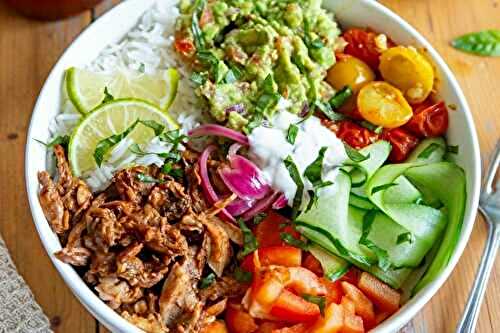 Rainbow bowl de cuisses de pintade française effilochée, riz & pesto maison