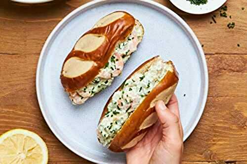 Sandwich crevettes et avocat au pain bretzel