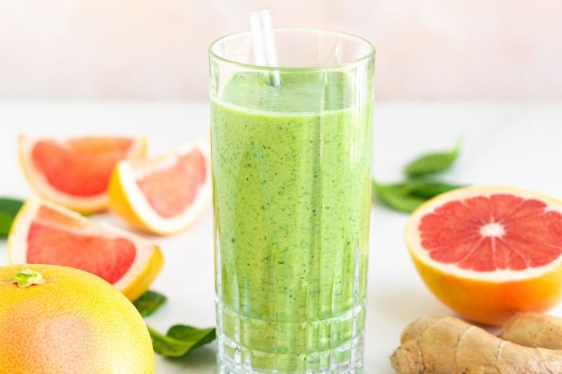 Smoothie pomelo de Corse, gingembre et épinard
