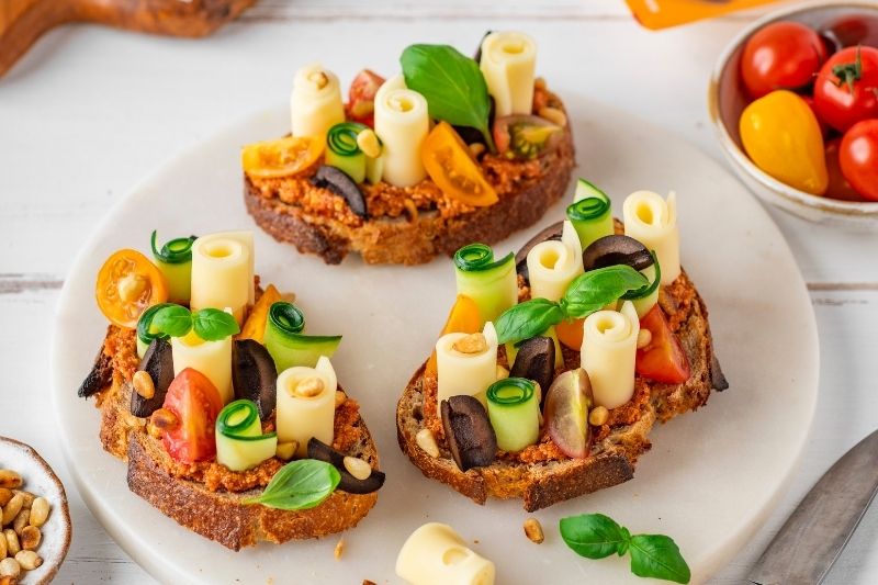 Tartines de tomates séchées au basilic et au fromage