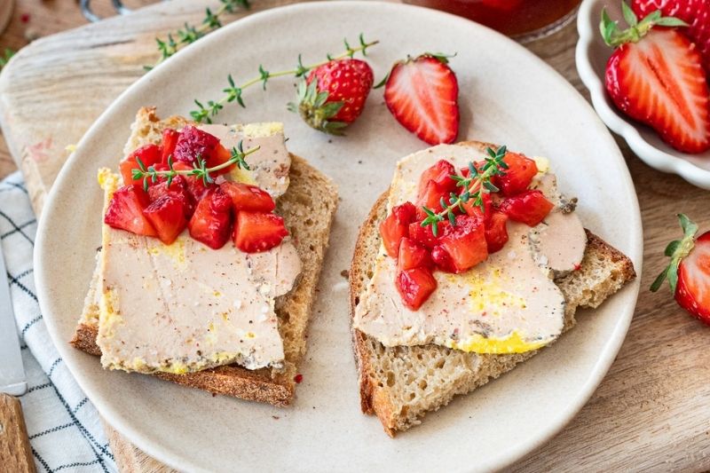 Toasts de foie gras aux pickles de fraises, thym et baies roses
