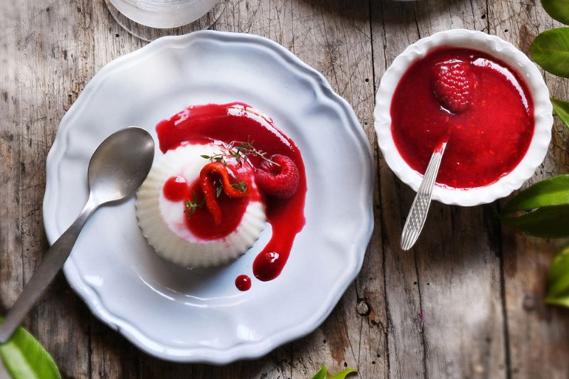 Blanc-manger au coulis de poivron et framboise