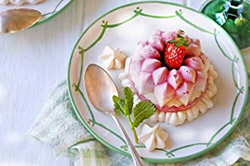 Glace fraise-hibiscus sur sa meringue