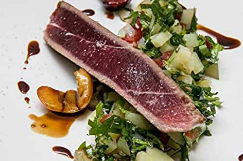 Pavé de thon rouge, réduction cerise et salade de pommes de terre primeurs façon taboulé