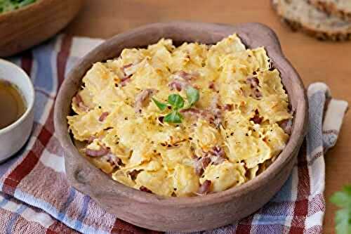 Raviolines Emmental et oignons rissolés, gratin de lardons