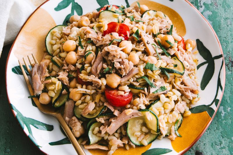 Salade de miettes de thon au blé Ebly®, aux pois chiches et aux courgettes