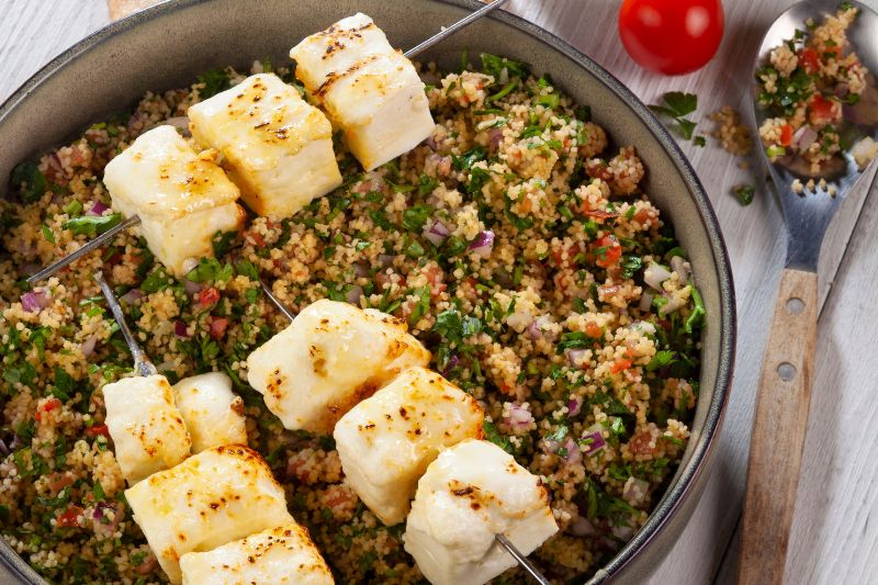 Taboulé vert et brochettes de feta grillées