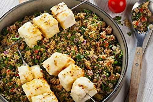 Taboulé vert et brochettes de feta grillées
