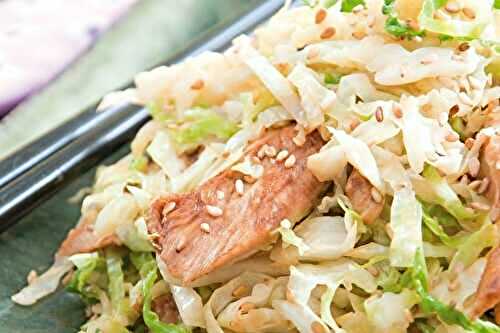 Wok de chou vert au poulet, soja et sésame doré