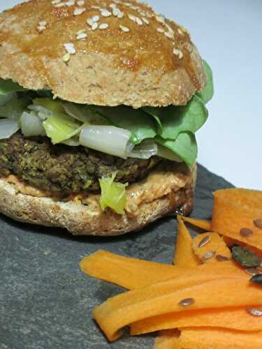 Burger végé méga bonnnn!!! (steack de lentilles, fondue de poireaux, sauce à la tomates séchées et au thym, Morbier)