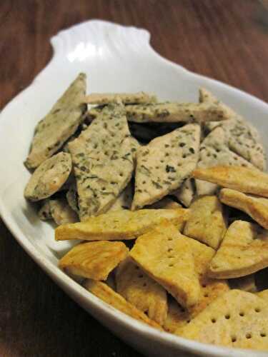 Crackers maison (plusieurs essais: sésame, épices, algues, thym) et houmous de tomates