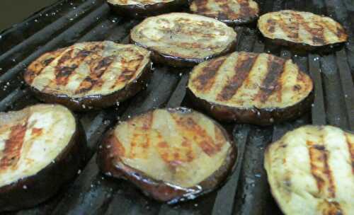 Hamburger: steak de poulet, aubergines grillées et mozzarella