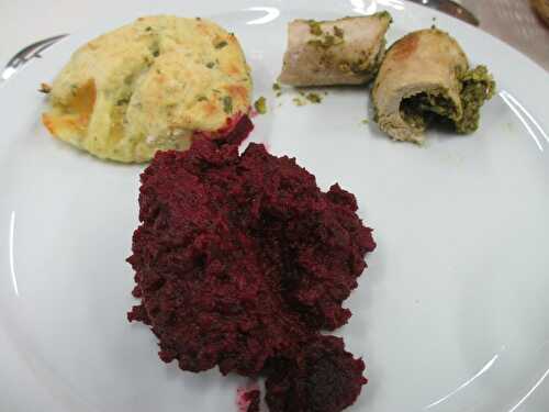 Roulé de dinde farci à la roquette et à la pistache et sa purée de betterave rouge au vinaigre de Xérès