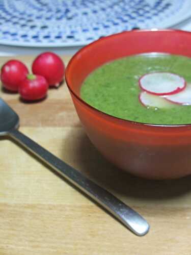 Soupe de courgettes aux fanes de radis et de carottes