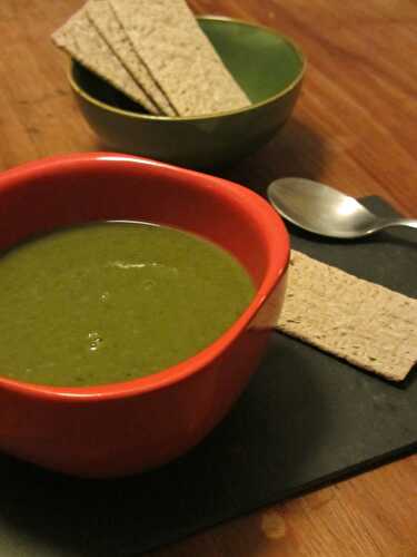 Soupe de poireaux aux fanes de carottes (recette antigaspi)