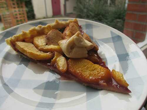 Tarte aux pêches et à la confiture de mûres