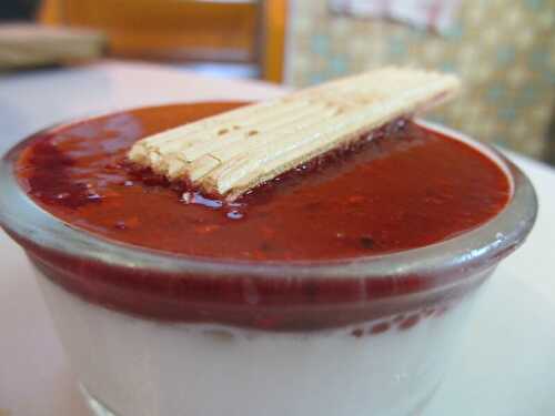 Verrine lait de coco et au coulis de fruits rouges