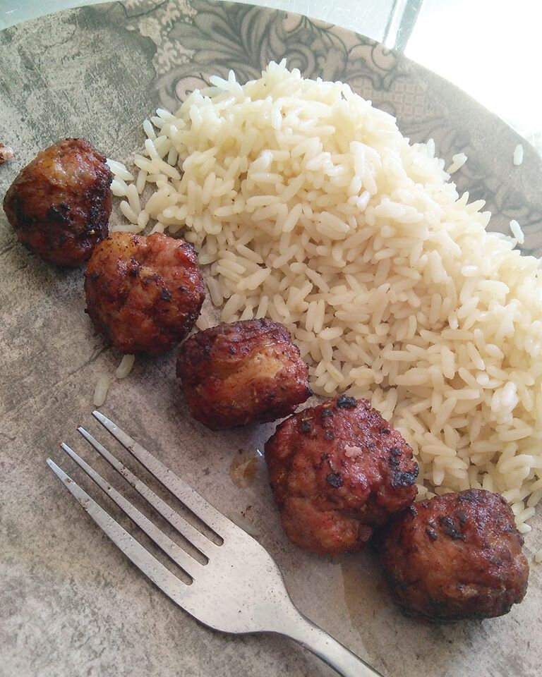 Boulettes de chair à saucisses avec son riz d'accompagnement. - L'amour Culinaire