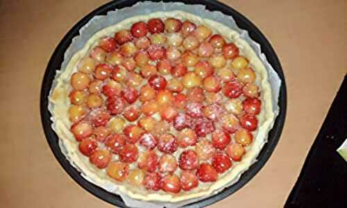 Tarte aux cerises blanche sur un nuage de crème pâtissière. - L'amour Culinaire