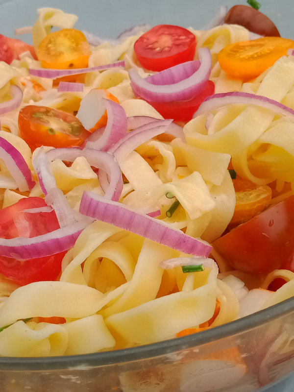 SALADE DE TAGLIATELLE AU SURIMI ET CIBOULETTE