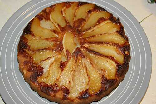 GATEAU RENVERSÉ RENVERSANT À LA POIRE