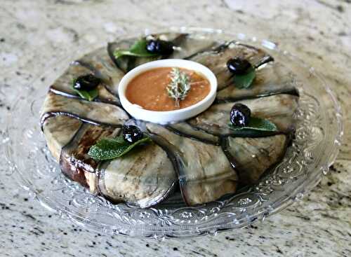 PÂTÉ DE FOIES DE VOLAILLES AUX AUBERGINES EN COURONNE COULIS DE TOMATES FAÇON SALMOREJO