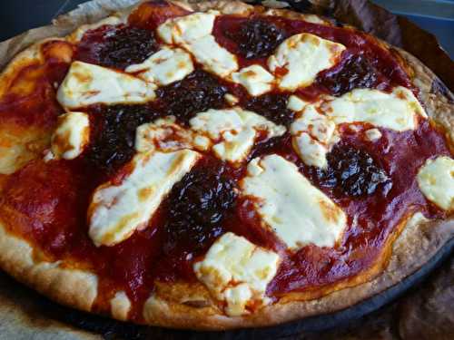 Pizza à la tomate, mozzarella et oignons - L'art d'accompagner les restes