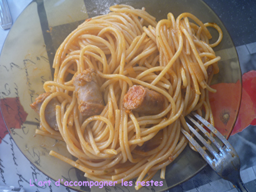 Spaghettis aux saucisses et à la sauce tomate de Cyril Lignac - L'art d'accompagner les restes